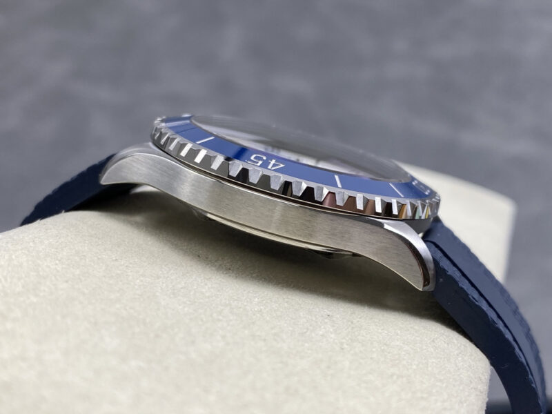Breitling-Superocean-A17375E71G1S1-Silver-Dial-Blue-Ceramic-Bezel-6-800x600 Breitling Superocean A17375E71G1S1 Silver Dial Blue Ceramic Bezel 1:1 Best Replica 42mm - Image 6
