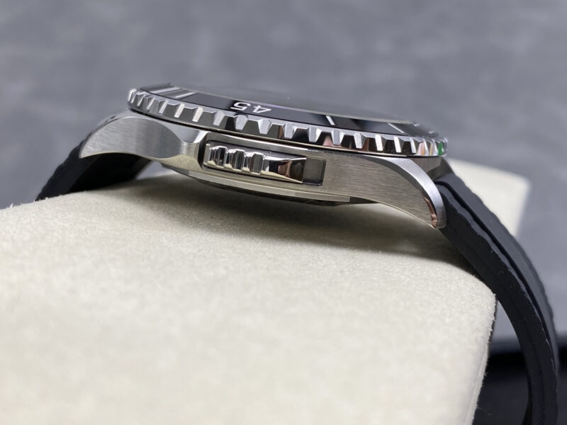Breitling-Superocean-A17378211B1S1-Black-Dial-Rubber-Strap-6-800x600 Breitling Superocean A17378211B1S1 Black Dial Rubber Strap 1:1 Best Replica 46mm - Image 6