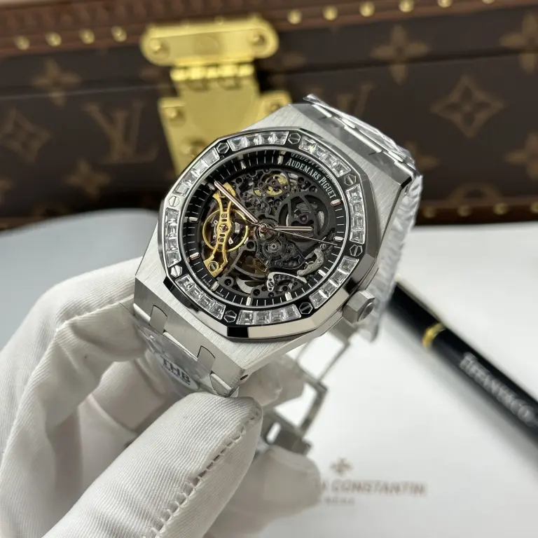 Dong-Ho-Audemars-Piguet-Che-Tac-Royal-Oak-Openworked-Frosted-15412-Mat-Lo-Co-Vien-Dinh-Da-Baguette-41mm-11-768x768.jpg Audemars Piguet Royal Oak Openworked Frosted 15412 Skeleton Dial Bezel Stone Baguette 41mm - Image 4