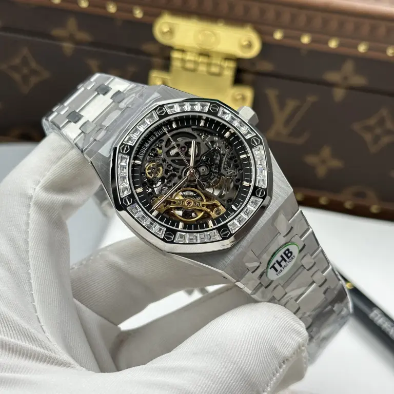 Dong-Ho-Audemars-Piguet-Che-Tac-Royal-Oak-Openworked-Frosted-15412-Mat-Lo-Co-Vien-Dinh-Da-Baguette-41mm-12-768x768.jpg Audemars Piguet Royal Oak Openworked Frosted 15412 Skeleton Dial Bezel Stone Baguette 41mm - Image 3