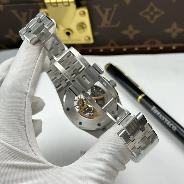 Dong-Ho-Audemars-Piguet-Che-Tac-Royal-Oak-Openworked-Frosted-15412-Mat-Lo-Co-Vien-Dinh-Da-Baguette-41mm-4-768x768.jpg Audemars Piguet Royal Oak Openworked Frosted 15412 Skeleton Dial Bezel Stone Baguette 41mm - Image 10