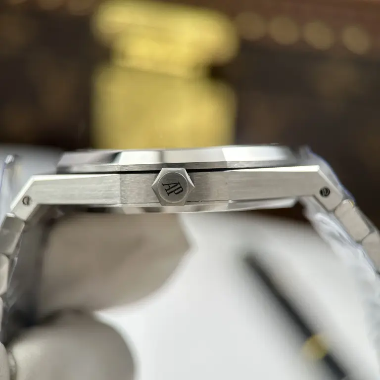 Dong-Ho-Audemars-Piguet-Che-Tac-Royal-Oak-Openworked-Frosted-15412-Mat-Lo-Co-Vien-Dinh-Da-Baguette-41mm-6-768x768.jpg Audemars Piguet Royal Oak Openworked Frosted 15412 Skeleton Dial Bezel Stone Baguette 41mm - Image 9