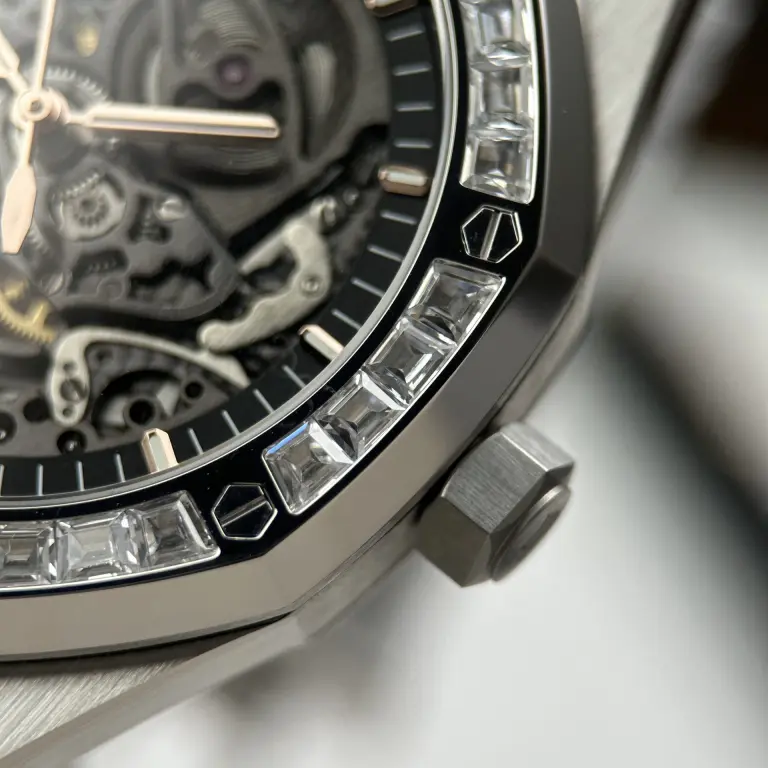 Dong-Ho-Audemars-Piguet-Che-Tac-Royal-Oak-Openworked-Frosted-15412-Mat-Lo-Co-Vien-Dinh-Da-Baguette-41mm-7-768x768.jpg Audemars Piguet Royal Oak Openworked Frosted 15412 Skeleton Dial Bezel Stone Baguette 41mm - Image 8