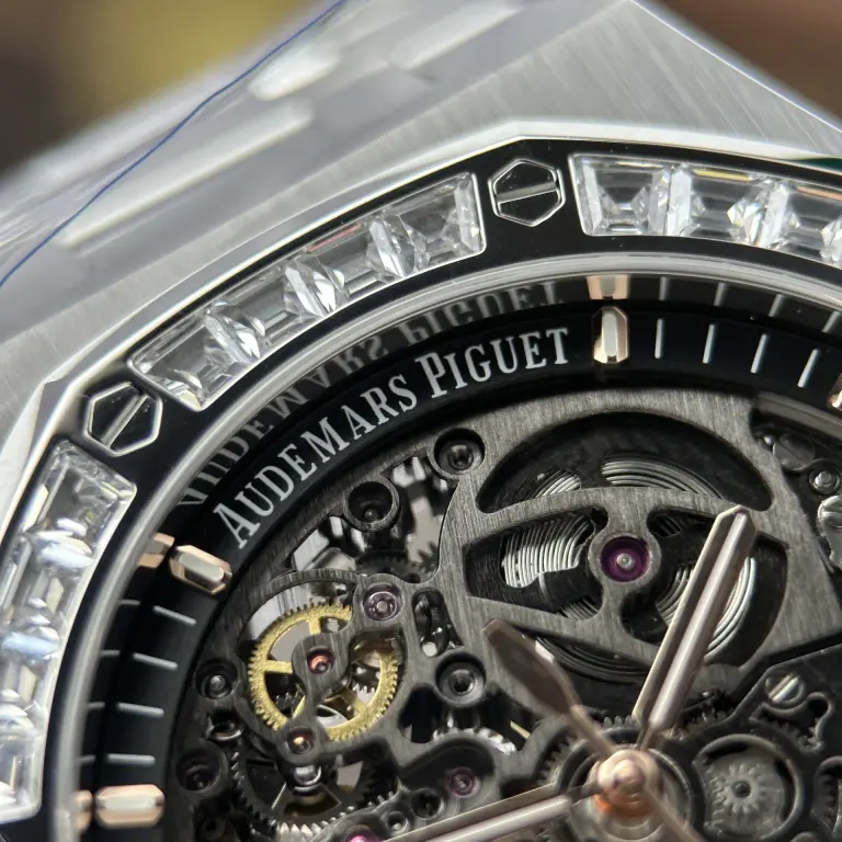 Dong-Ho-Audemars-Piguet-Che-Tac-Royal-Oak-Openworked-Frosted-15412-Mat-Lo-Co-Vien-Dinh-Da-Baguette-41mm-8-768x768.jpg Audemars Piguet Royal Oak Openworked Frosted 15412 Skeleton Dial Bezel Stone Baguette 41mm - Image 7