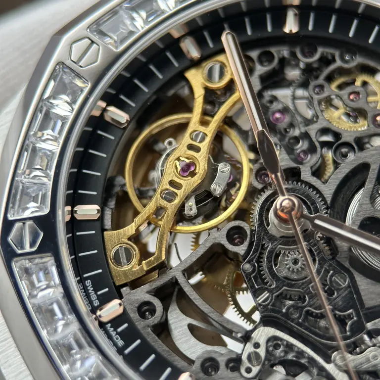 Dong-Ho-Audemars-Piguet-Che-Tac-Royal-Oak-Openworked-Frosted-15412-Mat-Lo-Co-Vien-Dinh-Da-Baguette-41mm-9-768x768.jpg Audemars Piguet Royal Oak Openworked Frosted 15412 Skeleton Dial Bezel Stone Baguette 41mm - Image 6