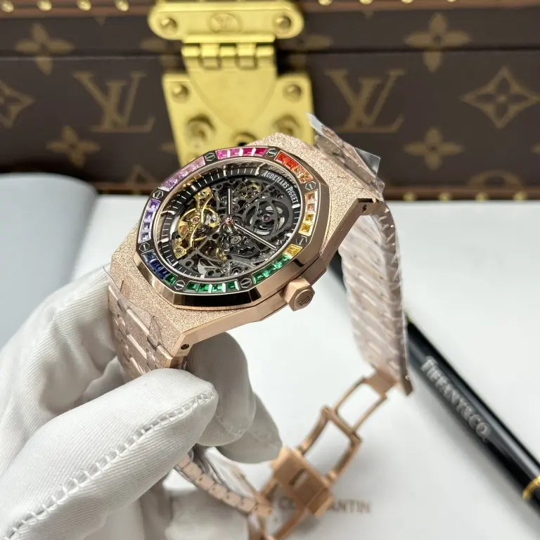 Dong-Ho-Audemars-Piguet-Rep-11-Royal-Oak-Openworked-Frosted-15412-Ma-Vang-Hong-Vien-Dinh-Da-Baguette-41mm-10-768x768.jpg Audemars Piguet Royal Oak Openworked Frosted 15412 Case Rose Gold Bezel Stone Baguette 41mm Super Clone - Image 4