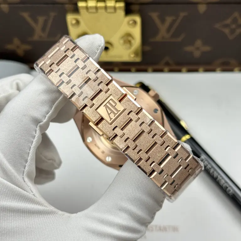 Dong-Ho-Audemars-Piguet-Rep-11-Royal-Oak-Openworked-Frosted-15412-Ma-Vang-Hong-Vien-Dinh-Da-Baguette-41mm-4-768x768.jpg Audemars Piguet Royal Oak Openworked Frosted 15412 Case Rose Gold Bezel Stone Baguette 41mm Super Clone - Image 9