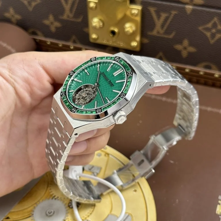 Dong-Ho-Audemars-Piguet-Rep-11-Royal-Oak-Selfwinding-Flying-Tourbillon-26730BC-Mat-Xanh-La-Cay-Dinh-Da-Baguette-41mm-13-768x768-1 Audemars Piguet Imitation Royal Oak Selfwinding Flying Tourbillon 26730BC Green Dial 41mm Super Clone - Image 8