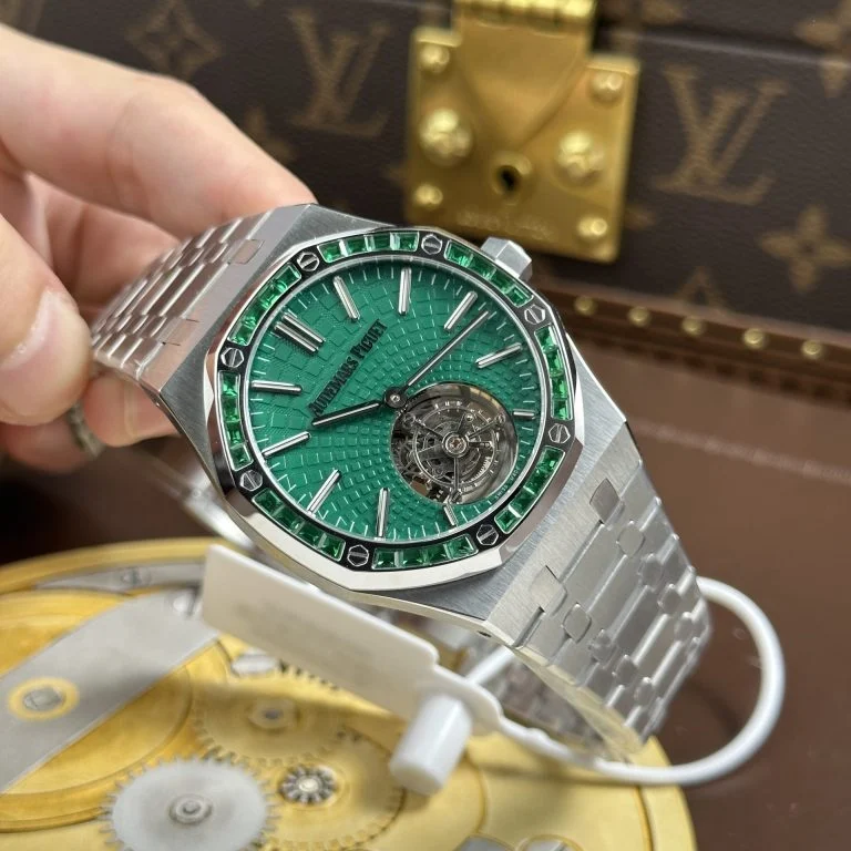 Dong-Ho-Audemars-Piguet-Rep-11-Royal-Oak-Selfwinding-Flying-Tourbillon-26730BC-Mat-Xanh-La-Cay-Dinh-Da-Baguette-41mm-14-768x768-1 Audemars Piguet Imitation Royal Oak Selfwinding Flying Tourbillon 26730BC Green Dial 41mm Super Clone - Image 7