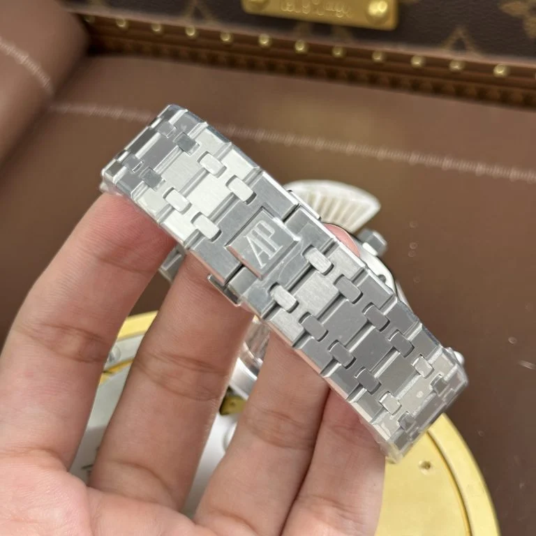 Dong-Ho-Audemars-Piguet-Rep-11-Royal-Oak-Selfwinding-Flying-Tourbillon-26730BC-Mat-Xanh-La-Cay-Dinh-Da-Baguette-41mm-2-768x768-1 Audemars Piguet Imitation Royal Oak Selfwinding Flying Tourbillon 26730BC Green Dial 41mm Super Clone - Image 11