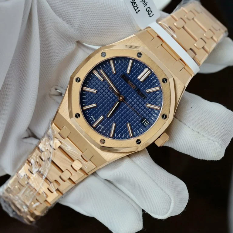 Dong-Ho-Audemars-Piguet-Rep-Cao-Cap-15510R-Royal-Oak-50th-Anniversary-Mat-Xanh-Blue-Boc-Vang-That-41mm-2-768x768-1 Audemars Piguet Royal Oak 41mm 15510 RG DDF 1:1 Best Edition Blue Textured Dial on RG Bracelet Super Clone - Image 2