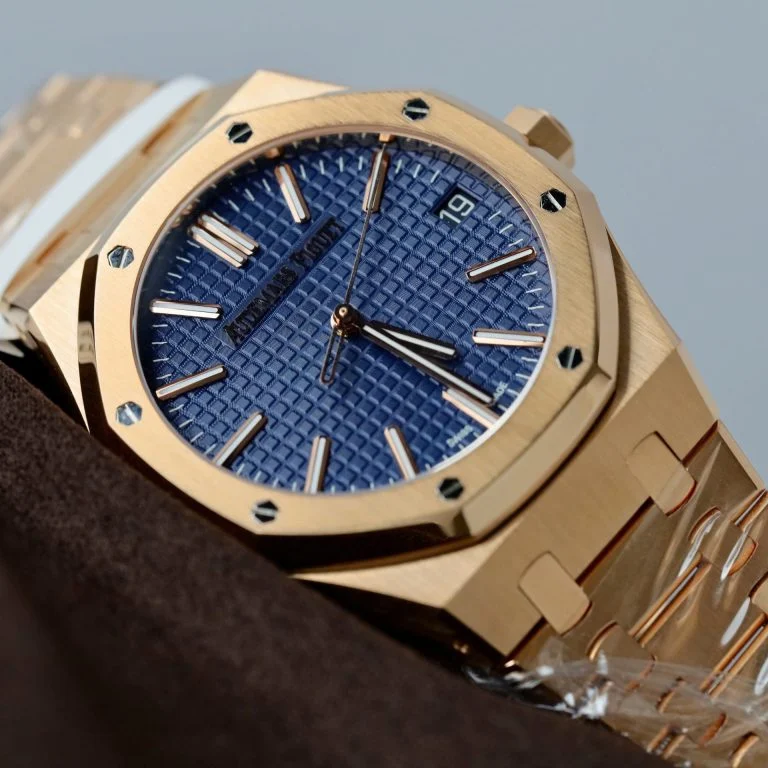 Dong-Ho-Audemars-Piguet-Rep-Cao-Cap-15510R-Royal-Oak-50th-Anniversary-Mat-Xanh-Blue-Boc-Vang-That-41mm-3-768x768-1 Audemars Piguet Royal Oak 41mm 15510 RG DDF 1:1 Best Edition Blue Textured Dial on RG Bracelet Super Clone - Image 4