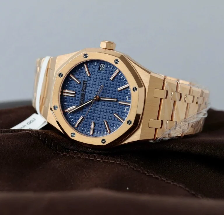 Dong-Ho-Audemars-Piguet-Rep-Cao-Cap-15510R-Royal-Oak-50th-Anniversary-Mat-Xanh-Blue-Boc-Vang-That-41mm-4-768x737-1 Audemars Piguet Royal Oak 41mm 15510 RG DDF 1:1 Best Edition Blue Textured Dial on RG Bracelet Super Clone - Image 3