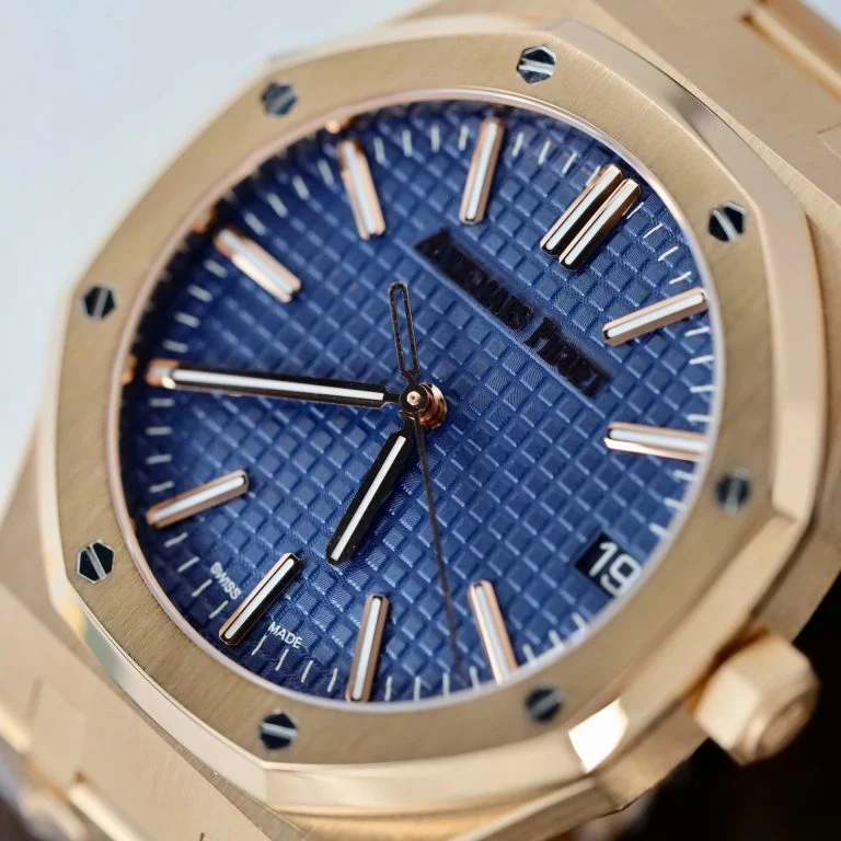 Dong-Ho-Audemars-Piguet-Rep-Cao-Cap-15510R-Royal-Oak-50th-Anniversary-Mat-Xanh-Blue-Boc-Vang-That-41mm-5-768x768-1 Audemars Piguet Royal Oak 41mm 15510 RG DDF 1:1 Best Edition Blue Textured Dial on RG Bracelet Super Clone - Image 5
