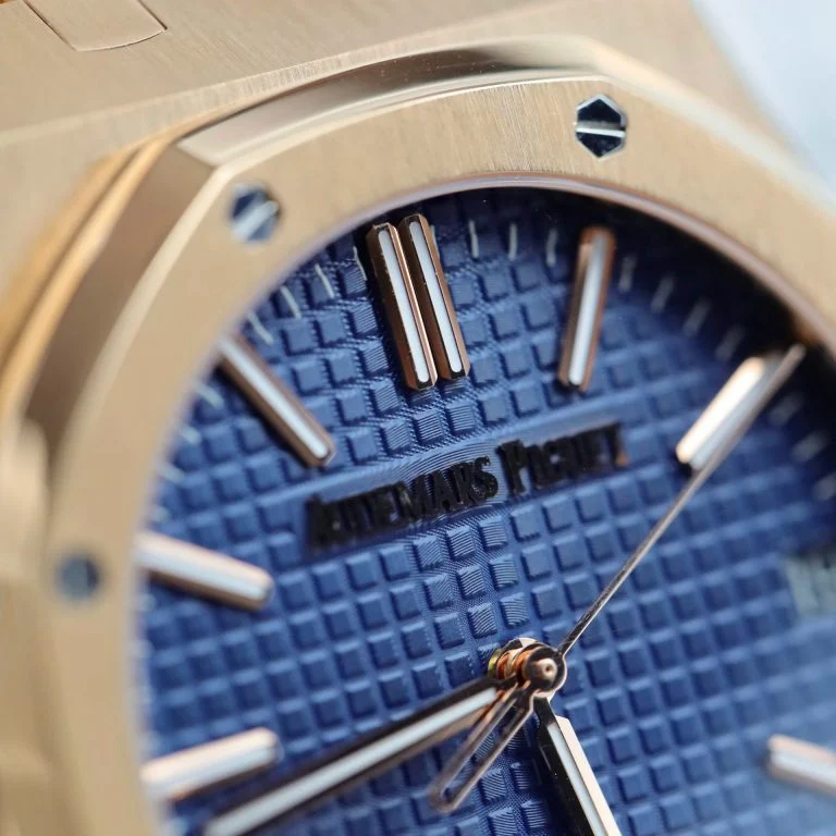 Dong-Ho-Audemars-Piguet-Rep-Cao-Cap-15510R-Royal-Oak-50th-Anniversary-Mat-Xanh-Blue-Boc-Vang-That-41mm-6-768x768-1 Audemars Piguet Royal Oak 41mm 15510 RG DDF 1:1 Best Edition Blue Textured Dial on RG Bracelet Super Clone - Image 6