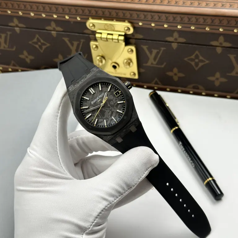 Dong-Ho-Audemars-Piguet-Royal-Oak-DiW-15500-Replica-11-Vo-Carbon-Kim-Giay-Mau-Vang-41mm-1-768x768.jpg Audemars Piguet Royal Oak DiW 15500 Imitation Watch Case Carbon Second Hand Is Yellow 41mm - Image 3