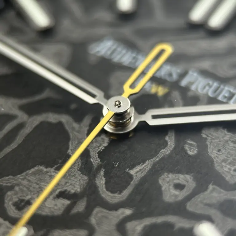Dong-Ho-Audemars-Piguet-Royal-Oak-DiW-15500-Replica-11-Vo-Carbon-Kim-Giay-Mau-Vang-41mm-10-768x768.jpg Audemars Piguet Royal Oak DiW 15500 Imitation Watch Case Carbon Second Hand Is Yellow 41mm - Image 7