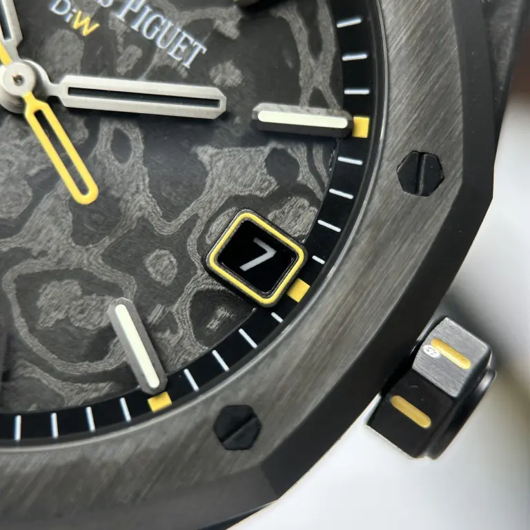 Dong-Ho-Audemars-Piguet-Royal-Oak-DiW-15500-Replica-11-Vo-Carbon-Kim-Giay-Mau-Vang-41mm-11-768x768.jpg Audemars Piguet Royal Oak DiW 15500 Imitation Watch Case Carbon Second Hand Is Yellow 41mm - Image 8