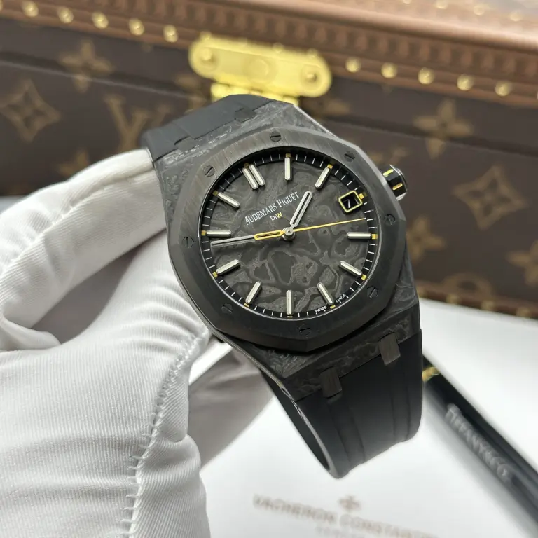 Dong-Ho-Audemars-Piguet-Royal-Oak-DiW-15500-Replica-11-Vo-Carbon-Kim-Giay-Mau-Vang-41mm-14-768x768.jpg Audemars Piguet Royal Oak DiW 15500 Imitation Watch Case Carbon Second Hand Is Yellow 41mm - Image 4