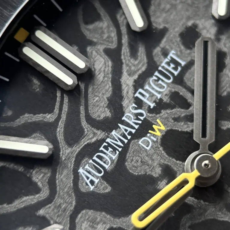Dong-Ho-Audemars-Piguet-Royal-Oak-DiW-15500-Replica-11-Vo-Carbon-Kim-Giay-Mau-Vang-41mm-9-768x768.jpg Audemars Piguet Royal Oak DiW 15500 Imitation Watch Case Carbon Second Hand Is Yellow 41mm - Image 6
