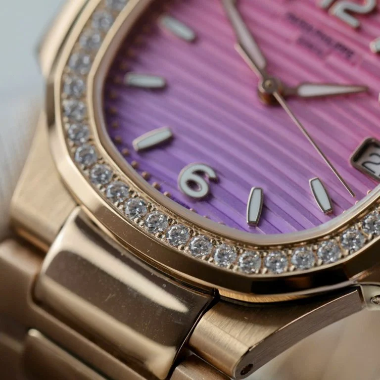 Dong-Ho-Patek-Philippe-Che-Tac-Nautilus-7010R-Nu-Mat-Tim-Hong-Day-Kim-Loai-Xuong-GR-32mm-10-768x768-1 Patek Philippe Nautilus 7010R Imitation Watch Purple Pink Dial Metal Wire Bracelet GR Factory 32mm - Image 3