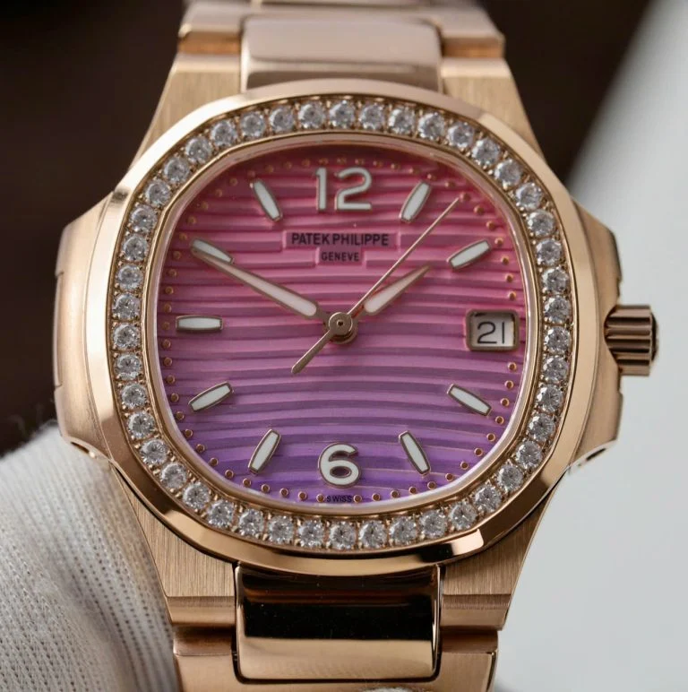 Dong-Ho-Patek-Philippe-Che-Tac-Nautilus-7010R-Nu-Mat-Tim-Hong-Day-Kim-Loai-Xuong-GR-32mm-4-768x772-1 Patek Philippe Nautilus 7010R Imitation Watch Purple Pink Dial Metal Wire Bracelet GR Factory 32mm - Image 6