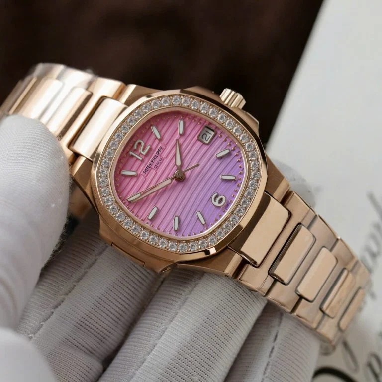Dong-Ho-Patek-Philippe-Che-Tac-Nautilus-7010R-Nu-Mat-Tim-Hong-Day-Kim-Loai-Xuong-GR-32mm-5-768x768-1 Patek Philippe Nautilus 7010R Imitation Watch Purple Pink Dial Metal Wire Bracelet GR Factory 32mm - Image 5