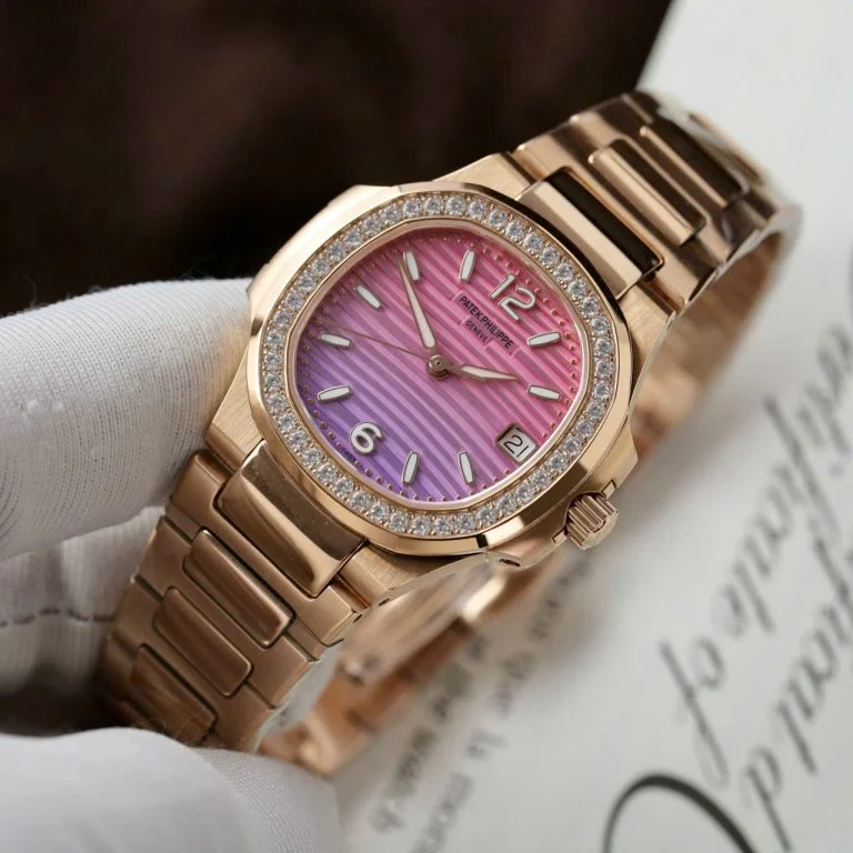 Dong-Ho-Patek-Philippe-Che-Tac-Nautilus-7010R-Nu-Mat-Tim-Hong-Day-Kim-Loai-Xuong-GR-32mm-6-768x768-1 Patek Philippe Nautilus 7010R Imitation Watch Purple Pink Dial Metal Wire Bracelet GR Factory 32mm - Image 4