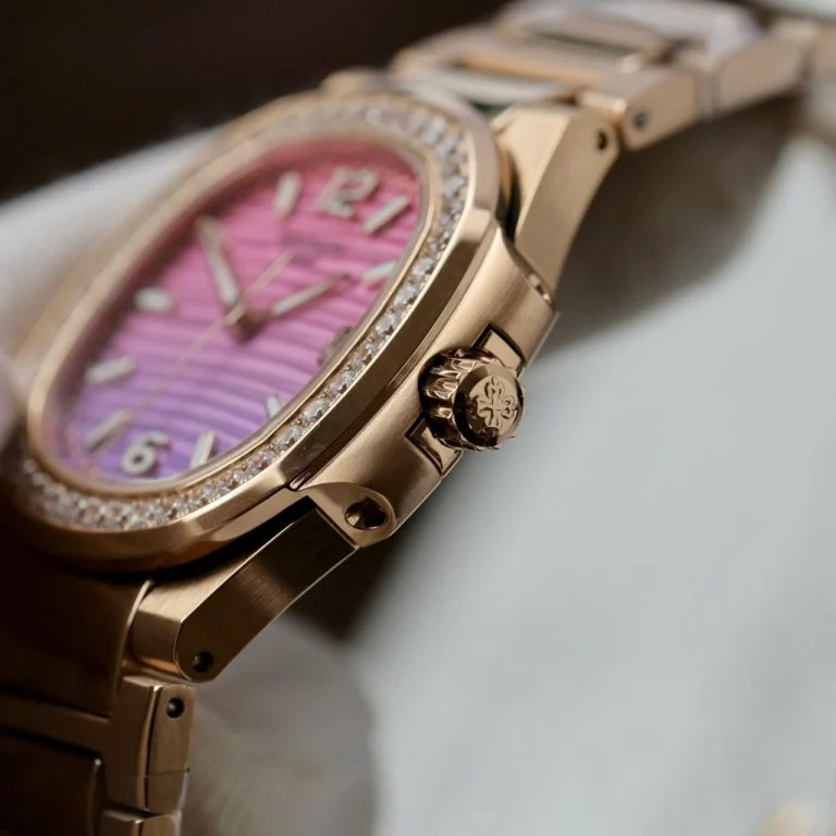 Dong-Ho-Patek-Philippe-Che-Tac-Nautilus-7010R-Nu-Mat-Tim-Hong-Day-Kim-Loai-Xuong-GR-32mm-8-768x768-1 Patek Philippe Nautilus 7010R Imitation Watch Purple Pink Dial Metal Wire Bracelet GR Factory 32mm - Image 2