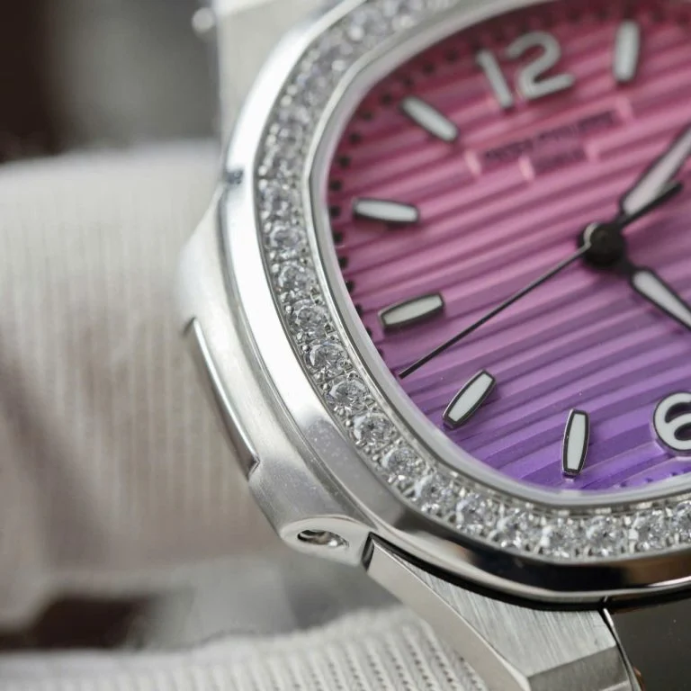 Dong-Ho-Patek-Philippe-Replica-11-Nautilus-7010R-Mat-Tim-Hong-Vien-Dinh-Da-Xuong-GR-32mm-1-768x768-1 Patek Philippe Nautilus 7010R Imitation Watch Purple Pink Dial Diamonds Bezel 32mm - Image 8