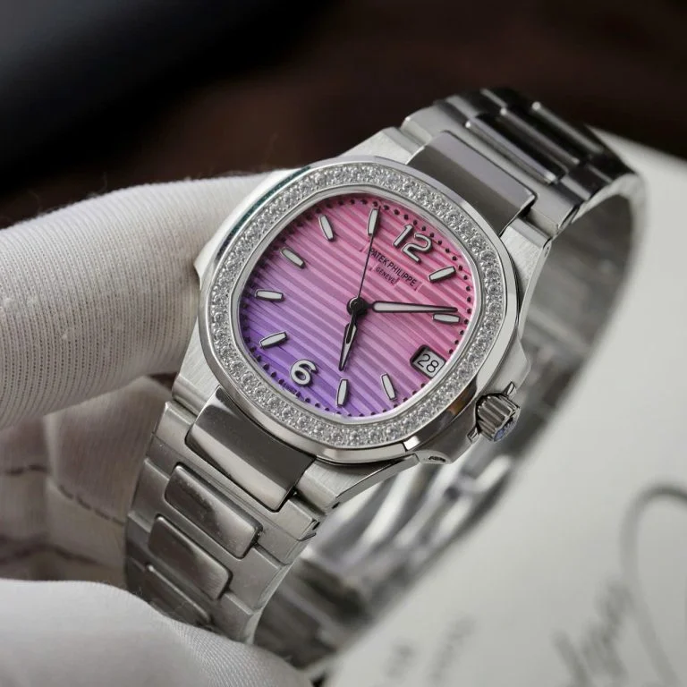 Dong-Ho-Patek-Philippe-Replica-11-Nautilus-7010R-Mat-Tim-Hong-Vien-Dinh-Da-Xuong-GR-32mm-10-768x768-1 Patek Philippe Nautilus 7010R Imitation Watch Purple Pink Dial Diamonds Bezel 32mm - Image 7