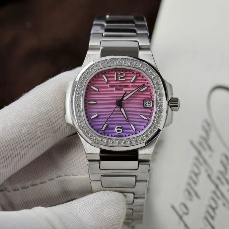 Dong-Ho-Patek-Philippe-Replica-11-Nautilus-7010R-Mat-Tim-Hong-Vien-Dinh-Da-Xuong-GR-32mm-2-768x768-1 Patek Philippe Nautilus 7010R Imitation Watch Purple Pink Dial Diamonds Bezel 32mm