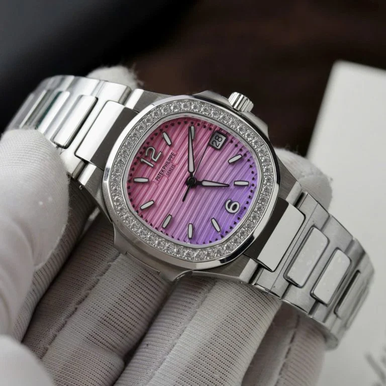 Dong-Ho-Patek-Philippe-Replica-11-Nautilus-7010R-Mat-Tim-Hong-Vien-Dinh-Da-Xuong-GR-32mm-3-768x768-1 Patek Philippe Nautilus 7010R Imitation Watch Purple Pink Dial Diamonds Bezel 32mm - Image 3
