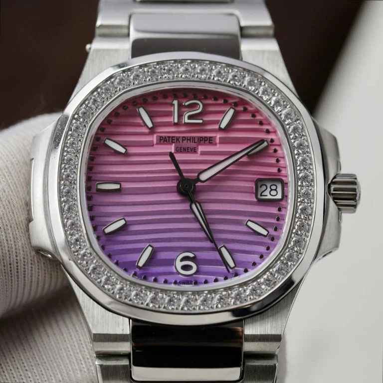 Dong-Ho-Patek-Philippe-Replica-11-Nautilus-7010R-Mat-Tim-Hong-Vien-Dinh-Da-Xuong-GR-32mm-4-768x768-1 Patek Philippe Nautilus 7010R Imitation Watch Purple Pink Dial Diamonds Bezel 32mm - Image 4
