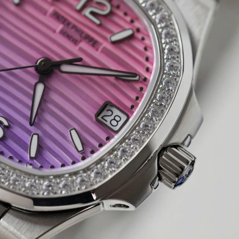 Dong-Ho-Patek-Philippe-Replica-11-Nautilus-7010R-Mat-Tim-Hong-Vien-Dinh-Da-Xuong-GR-32mm-5-768x768-1 Patek Philippe Nautilus 7010R Imitation Watch Purple Pink Dial Diamonds Bezel 32mm - Image 5
