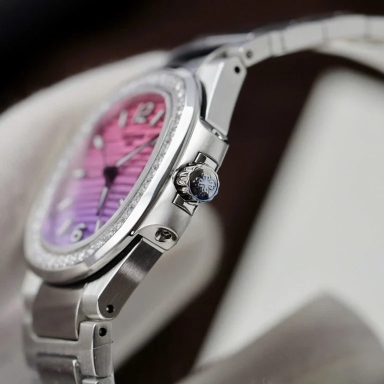 Dong-Ho-Patek-Philippe-Replica-11-Nautilus-7010R-Mat-Tim-Hong-Vien-Dinh-Da-Xuong-GR-32mm-7-768x768-1 Patek Philippe Nautilus 7010R Imitation Watch Purple Pink Dial Diamonds Bezel 32mm - Image 6