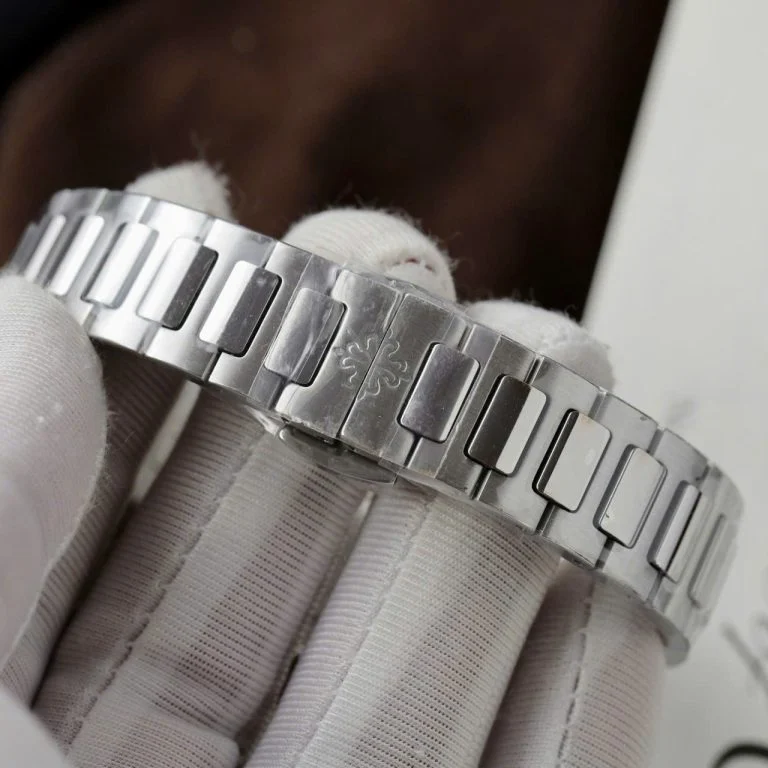 Dong-Ho-Patek-Philippe-Replica-11-Nautilus-7010R-Mat-Tim-Hong-Vien-Dinh-Da-Xuong-GR-32mm-9-768x768-1 Patek Philippe Nautilus 7010R Imitation Watch Purple Pink Dial Diamonds Bezel 32mm - Image 9