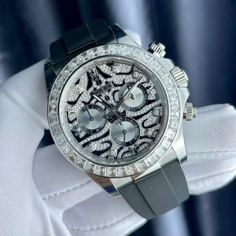 Dong-Ho-Rolex-Cosmograph-Daytona-Eye-Of-The-Tiger-Che-Tac-Kim-Cuong-Moissanite-Baguette-40mm-4-768x768-1 Rolex Cosmograph Daytona Eye Of The Tiger Moissanite Baguette Diamonds 40mm - Image 2