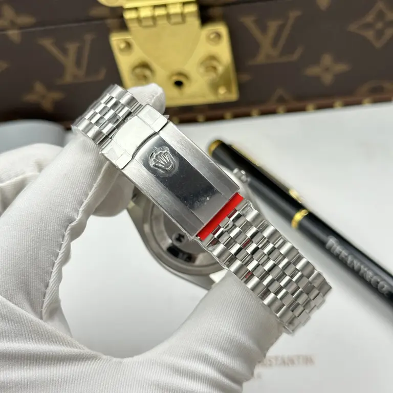 Dong-Ho-Rolex-DateJust-126200-Replica-11-Mat-Bac-Day-Deo-Jubilee-Nha-May-VS-36mm-4-768x768.jpg Rolex DateJust 126200 Silver Dial Jubilee Strap VS Factory 36mm - Image 9