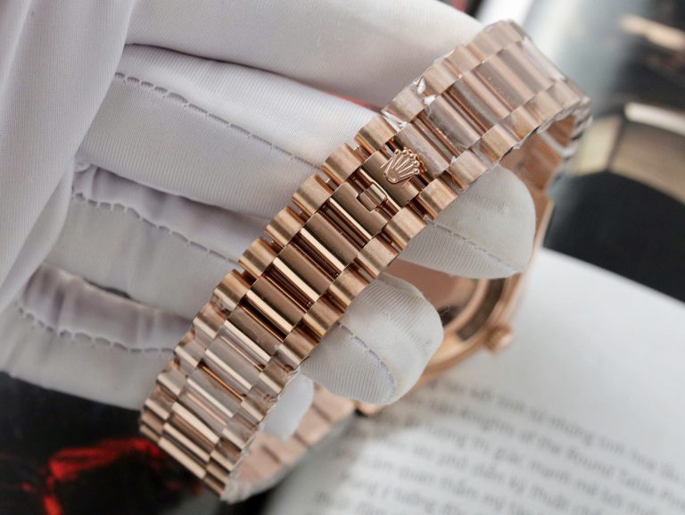 Dong-Ho-Rolex-Day-Date-Che-Tac-Boc-Vang-Hong-18K-Kim-Cuong-Moissanite-Baguette-GMF-40mm-1-768x577-1 Rolex Day-Date Gold Wrapped + Moissanite Baguette Diamonds GMF 40mm - Image 8