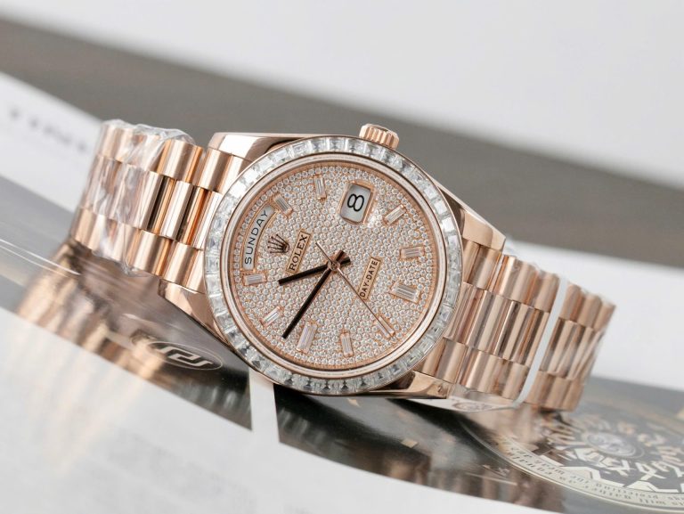 Dong-Ho-Rolex-Day-Date-Che-Tac-Boc-Vang-Hong-18K-Kim-Cuong-Moissanite-Baguette-GMF-40mm-4-768x577-1 Rolex Day-Date Gold Wrapped + Moissanite Baguette Diamonds GMF 40mm - Image 3