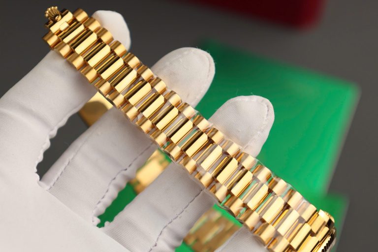 Dong-Ho-Rolex-Day-Date-Che-Tac-Boc-Vang-That-Mat-So-Kham-Xa-Cu-36mm-14-768x512-1 Rolex Day-Date 36mm Mother Of Pearl Dial Custom Gold Wrapped - Image 11