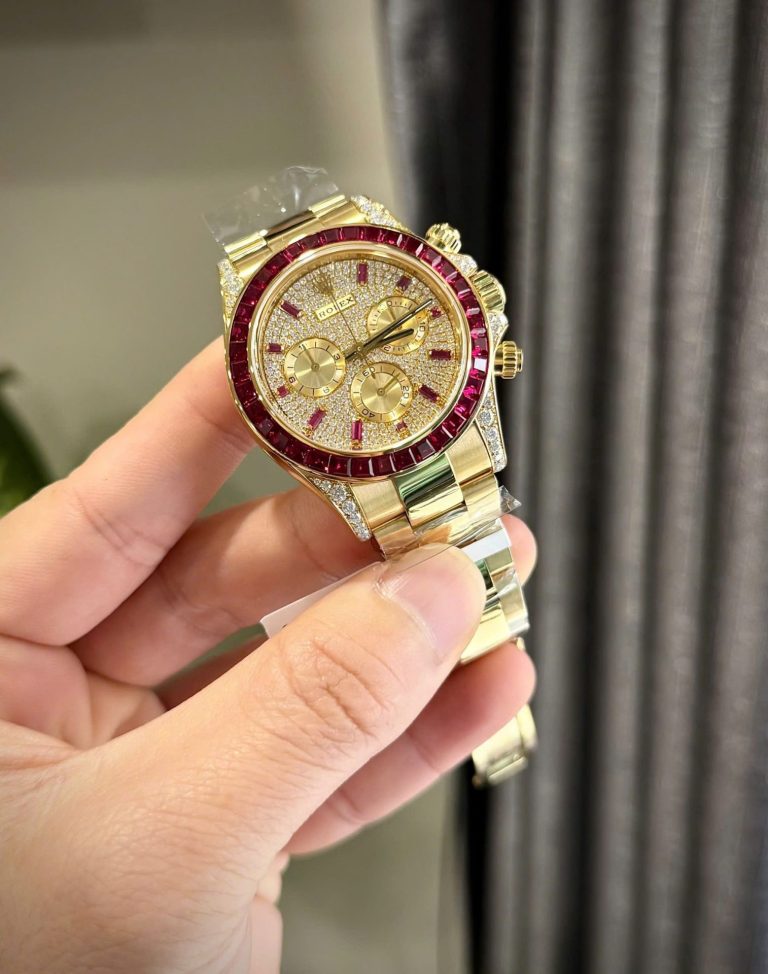 Dong-Ho-Rolex-Daytona-126598TRU-Che-Tac-Boc-Vang-That-Ruby-Kim-Cuong-Moissanite-40mm-2-768x974-1 Rolex Daytona 126598TRU 40mm Custom Gold Wrapped with Ruby and Moissanite Diamonds - Image 3