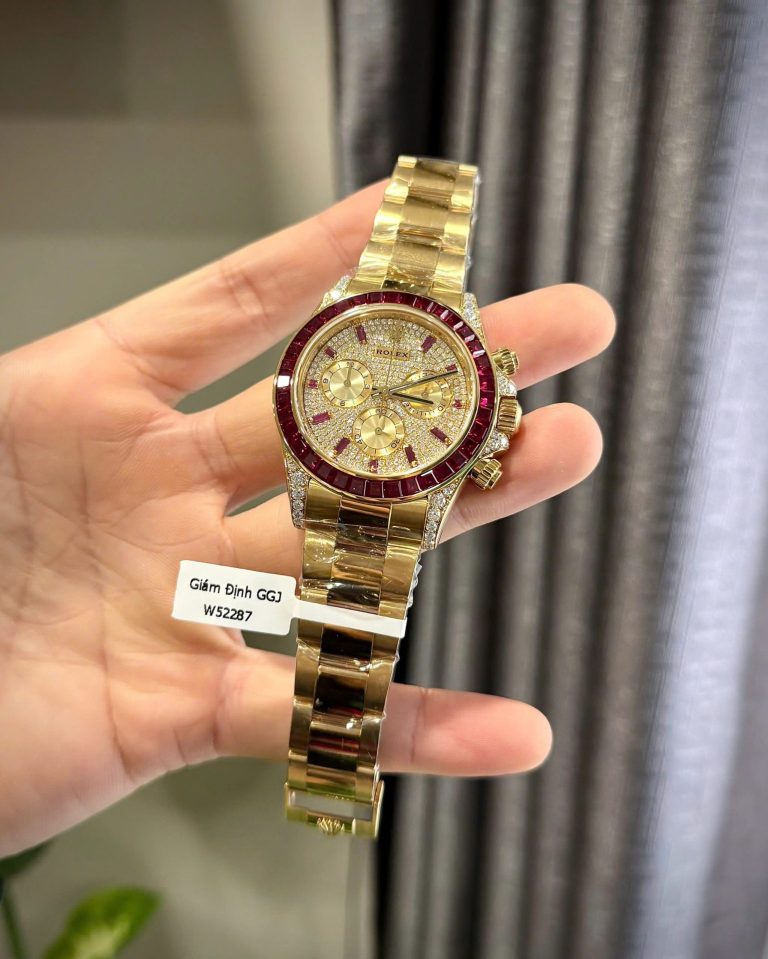 Dong-Ho-Rolex-Daytona-126598TRU-Che-Tac-Boc-Vang-That-Ruby-Kim-Cuong-Moissanite-40mm-5-768x959-1 Rolex Daytona 126598TRU 40mm Custom Gold Wrapped with Ruby and Moissanite Diamonds - Image 4