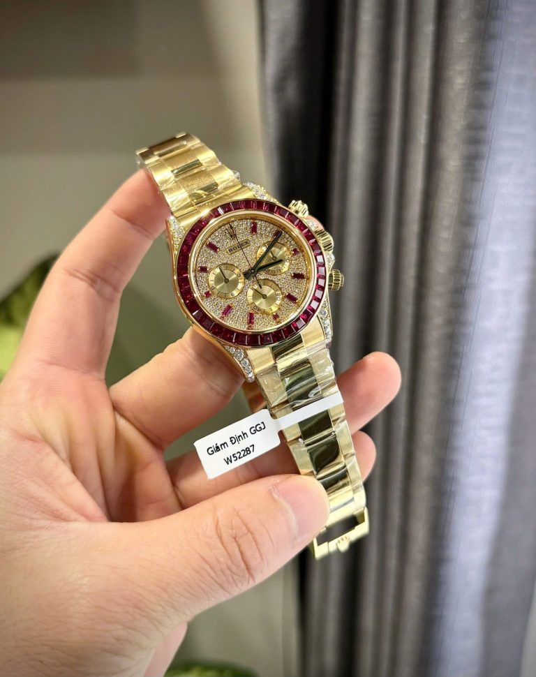Dong-Ho-Rolex-Daytona-126598TRU-Che-Tac-Boc-Vang-That-Ruby-Kim-Cuong-Moissanite-40mm-6-768x970-1 Rolex Daytona 126598TRU 40mm Custom Gold Wrapped with Ruby and Moissanite Diamonds - Image 5