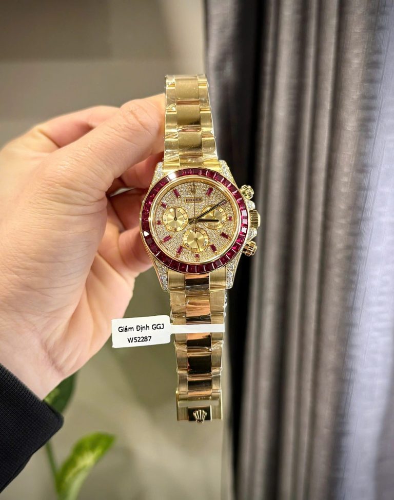 Dong-Ho-Rolex-Daytona-126598TRU-Che-Tac-Boc-Vang-That-Ruby-Kim-Cuong-Moissanite-40mm-7-768x975-1 Rolex Daytona 126598TRU 40mm Custom Gold Wrapped with Ruby and Moissanite Diamonds