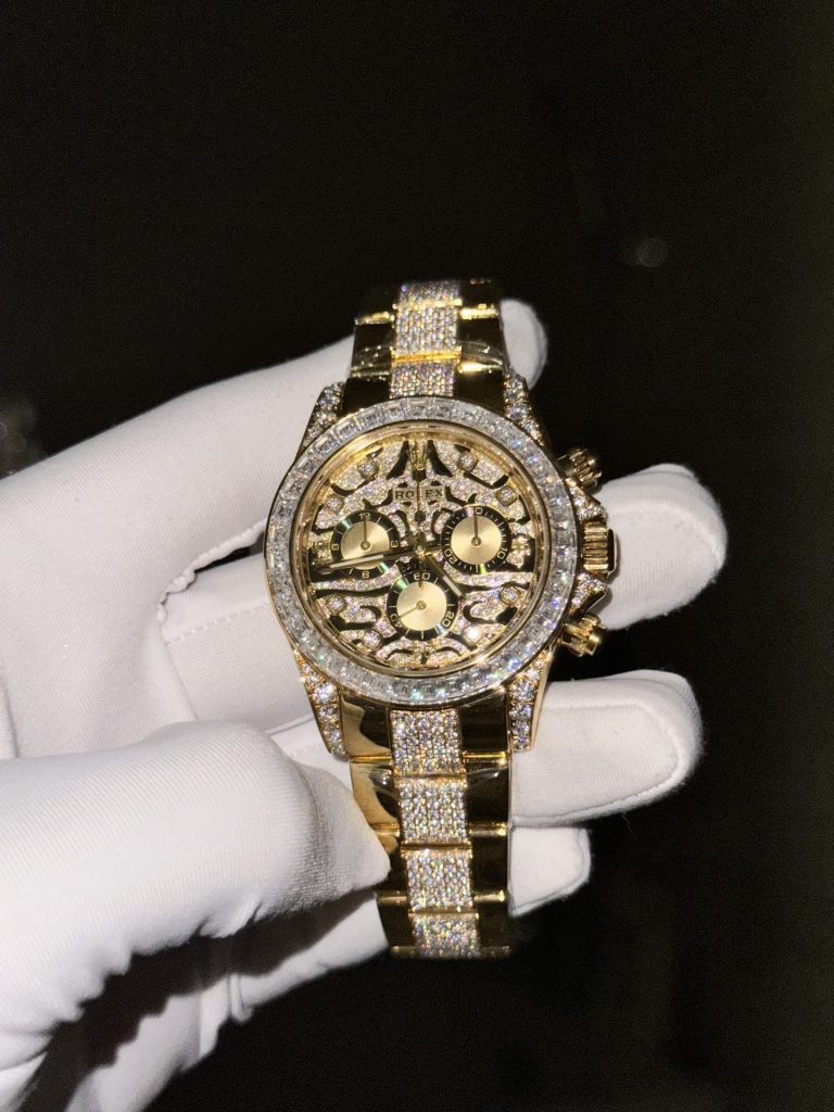 Dong-Ho-Rolex-Daytona-Che-Tac-Boc-Vang-Do-Moisasnite-Eye-Of-Tiger-40mm-2-768x1024-1 Rolex Daytona 40mm Eye of the Tiger Gold Wrapped with Moissanite Diamonds - Image 2