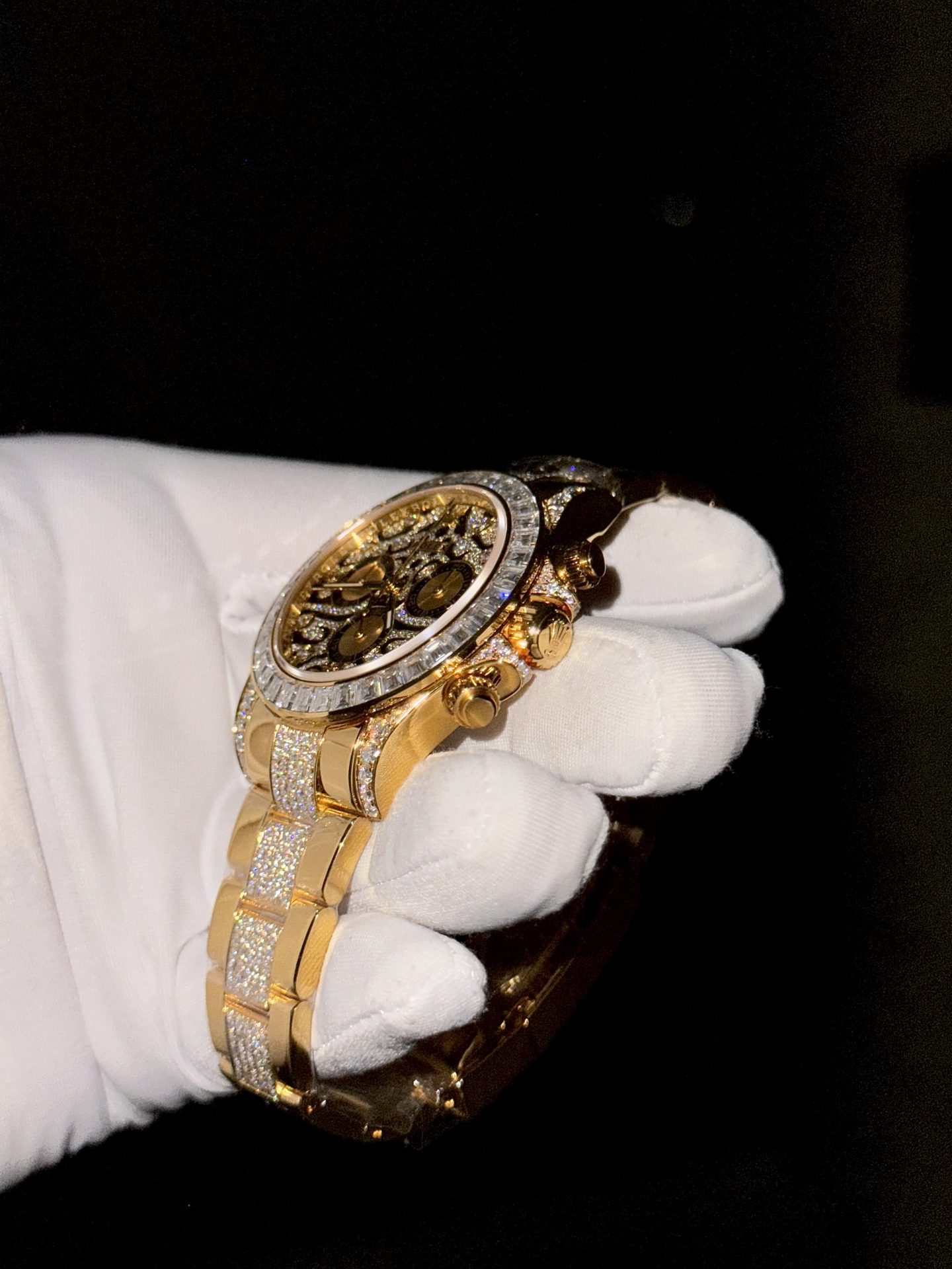 Dong-Ho-Rolex-Daytona-Che-Tac-Boc-Vang-Do-Moisasnite-Eye-Of-Tiger-40mm-3 Rolex Daytona 40mm Eye of the Tiger Gold Wrapped with Moissanite Diamonds - Image 4