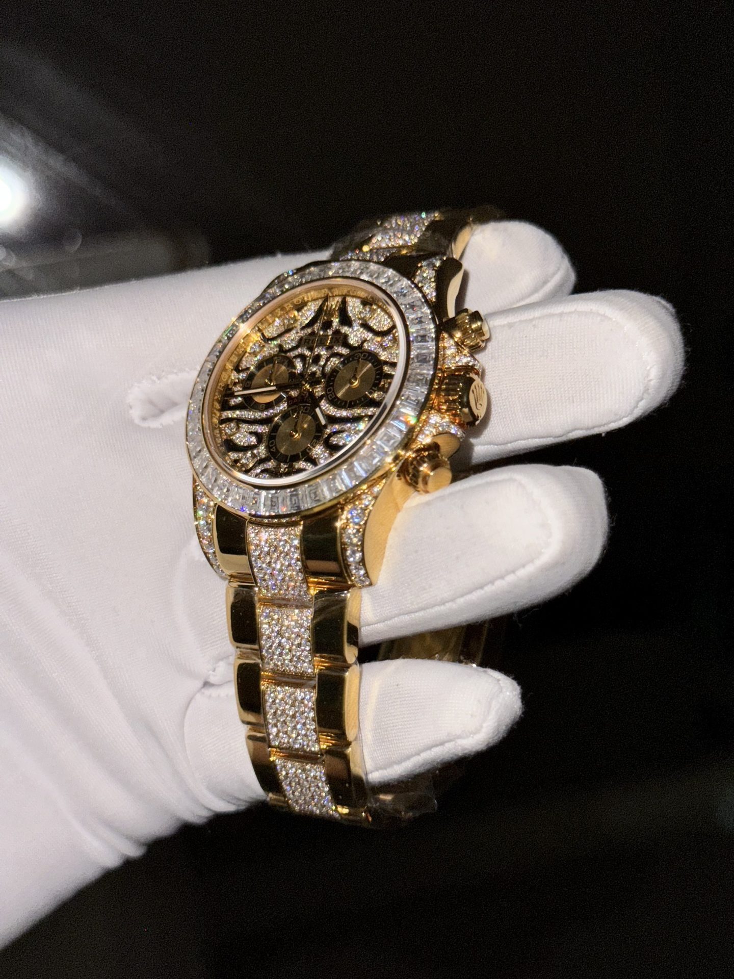 Dong-Ho-Rolex-Daytona-Che-Tac-Boc-Vang-Do-Moisasnite-Eye-Of-Tiger-40mm-5 Rolex Daytona 40mm Eye of the Tiger Gold Wrapped with Moissanite Diamonds - Image 3