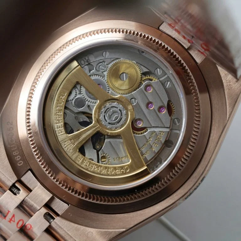 Dong-Ho-Rolex-Land-Dweller-127334-Che-Tac-Mat-Trang-Hoa-Tiet-To-Ong-Dinh-Da-Baguette-40mm-10-768x768-1 Land Dweller 127335 2F 1:1 Best Edition White Textured Dial Diamonds Bezel on RG Bracelet A7135 - Image 10